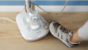 Die Ger&auml;tebasis umfasst mit dem Fu&szlig; bedienbare Tasten und einen abnehmbaren Wasserbeh&auml;lter