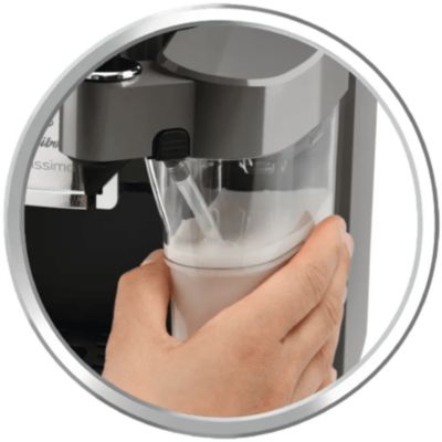 Des boissons lactées d'une simple pression grâce à la carafe à lait intégrée