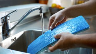 Pro optim&aacute;ln&iacute; vyt&iacute;r&aacute;n&iacute; vždy předem navlhčete mopovou podložku