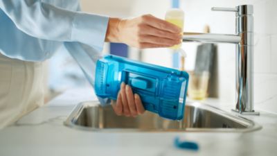 Dodaj detergent, aby usunąć 99% bakterii*