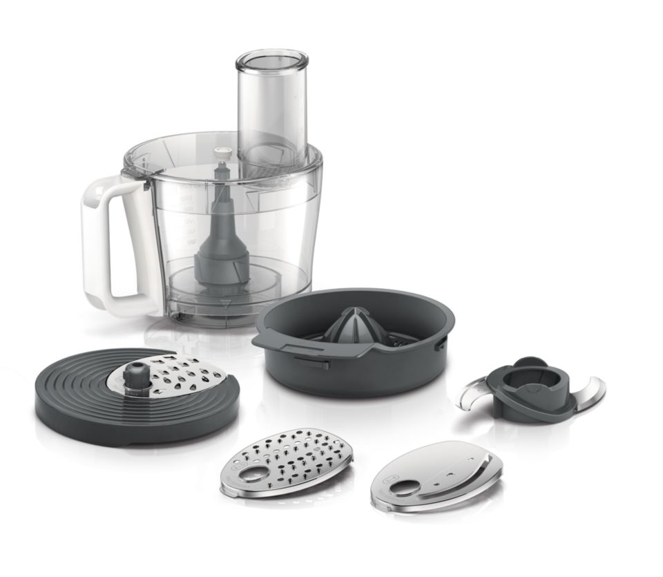 享用新鲜的沙拉和橙汁