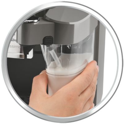 Mliečne nápoje jediným dotykom vďaka integrovanej karafe na mlieko