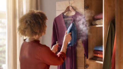 Lagana pegla, idealna za vertikalno peglanje parom