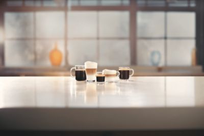 Desfrute de 5 bebidas com café à sua disposição, incluindo cappuccino