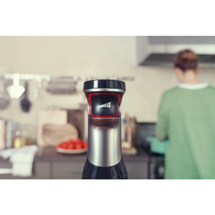 Powerful and easy-control hand blender