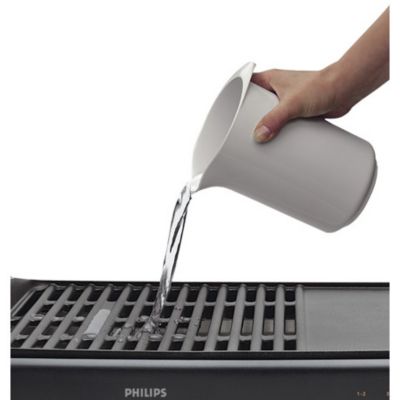 Ο δίσκος νερού εμποδίζει το κάψιμο των υλικών και του λίπους