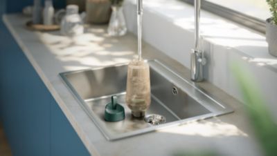 Large 1.1L water tank to de-wrinkle more garments in one go