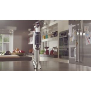 Powerful and easy-control hand blender