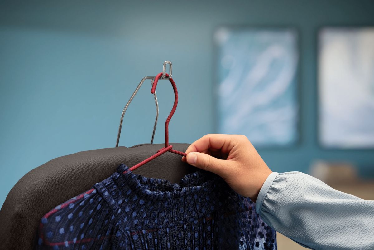 Retractable top hook for convenient hanging of clothes