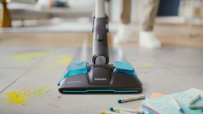 Vienā piegājienā sūc un mitrā veidā uzslauka putekļus, netīrumus un traipus