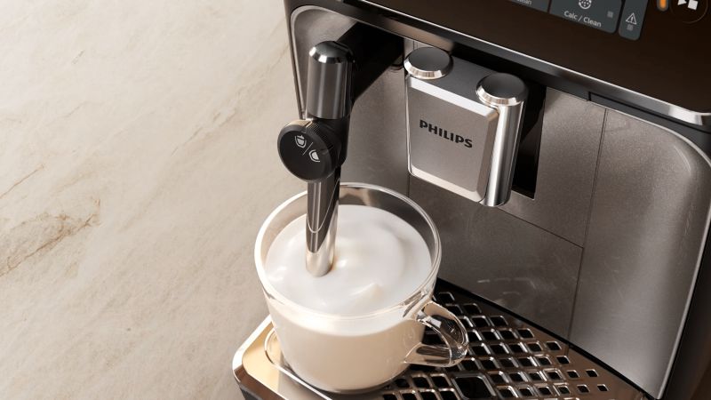 Svilnato gladka mlečna pena za cappuccino ali vročo čokolado
