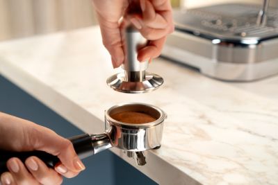 Bezpečné utláčanie s utláčacím systémom, ktorý je šetrný k pracovným povrchom