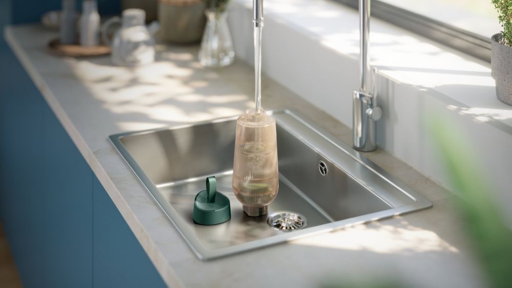 Large 1.1L water tank to de-wrinkle more garments in one go