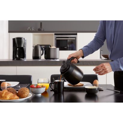 Un caffè caldo e delizioso, in un design elegante