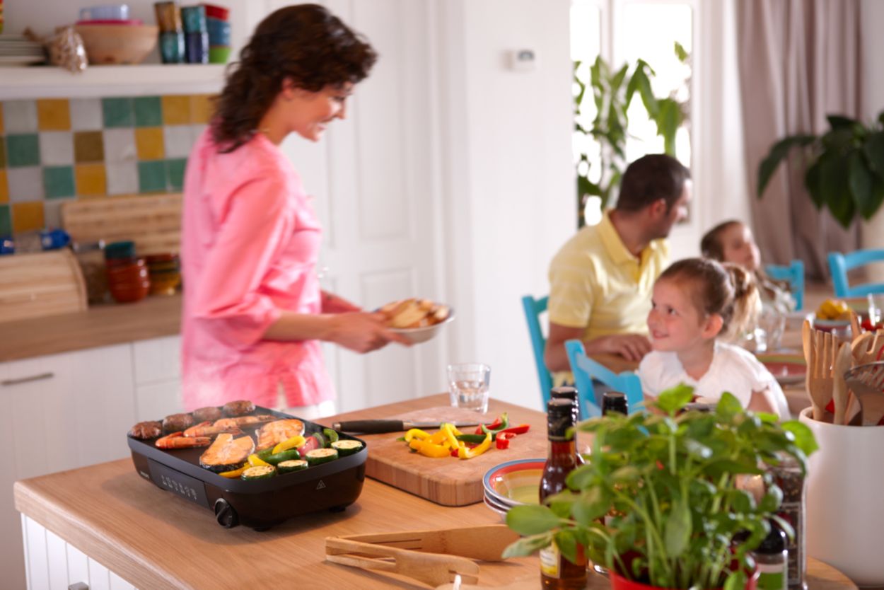 Faites pivoter la plaque pour des grillades à votre goût