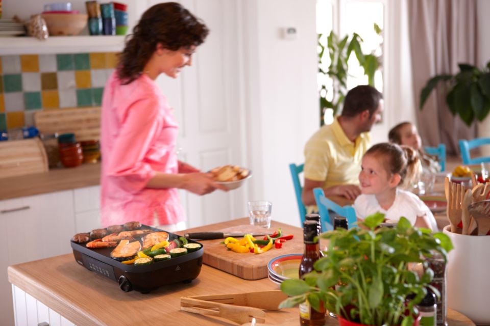 Faites pivoter la plaque pour des grillades à votre goût