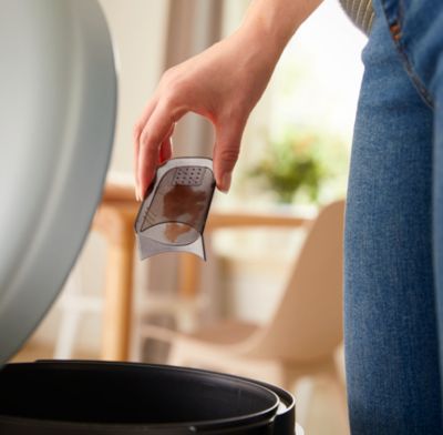 מכל איסוף הכדוריות והסיבים קל להסרה ולריקון