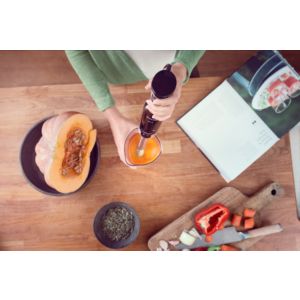 Powerful and easy-control hand blender