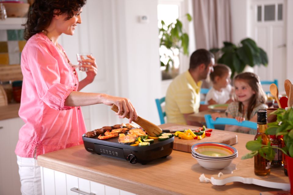 Faites pivoter la plaque pour des grillades à votre goût
