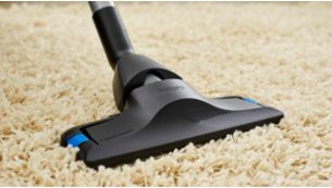 A escova CarpetClean desliza facilmente para uma limpeza profunda de carpetes