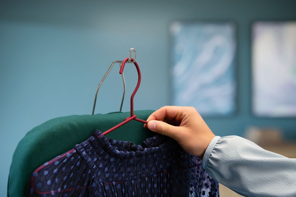 Retractable top hook for easy hanging of clothes