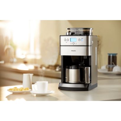 Main in-use photograph Philips Grind & Brew Coffee maker HD7753/00