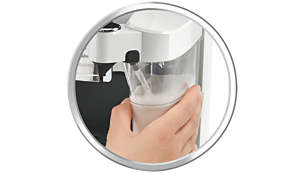 Des boissons lactées à la simple pression d'un bouton grâce à la carafe à lait intégrée