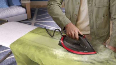 Proporciona hasta 45 g/min de vapor para eliminar arrugas más rápido.