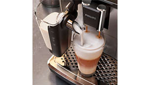 Šilkinės tekstūros šviežiai užplikyta kapučino kava; kurią patogiai pasigaminsite namuose.