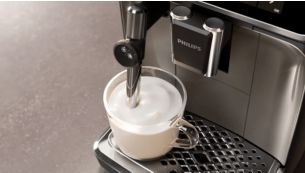 Espuma de leite deliciosa ou leite quente com o novo tubo de vapor