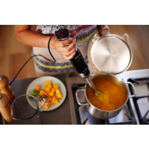 Powerful and easy-control hand blender