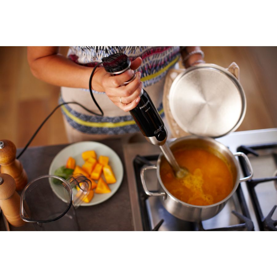 Powerful and easy-control hand blender