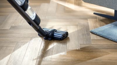 Divu suku spēcīgā jauda savāc vairāk mitro un sauso netīrumu ar katru kustību