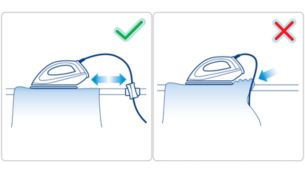 Fixiert das Kabel, um zu verhindern, dass Falten in bereits gebügelte Teile der Kleidung kommen