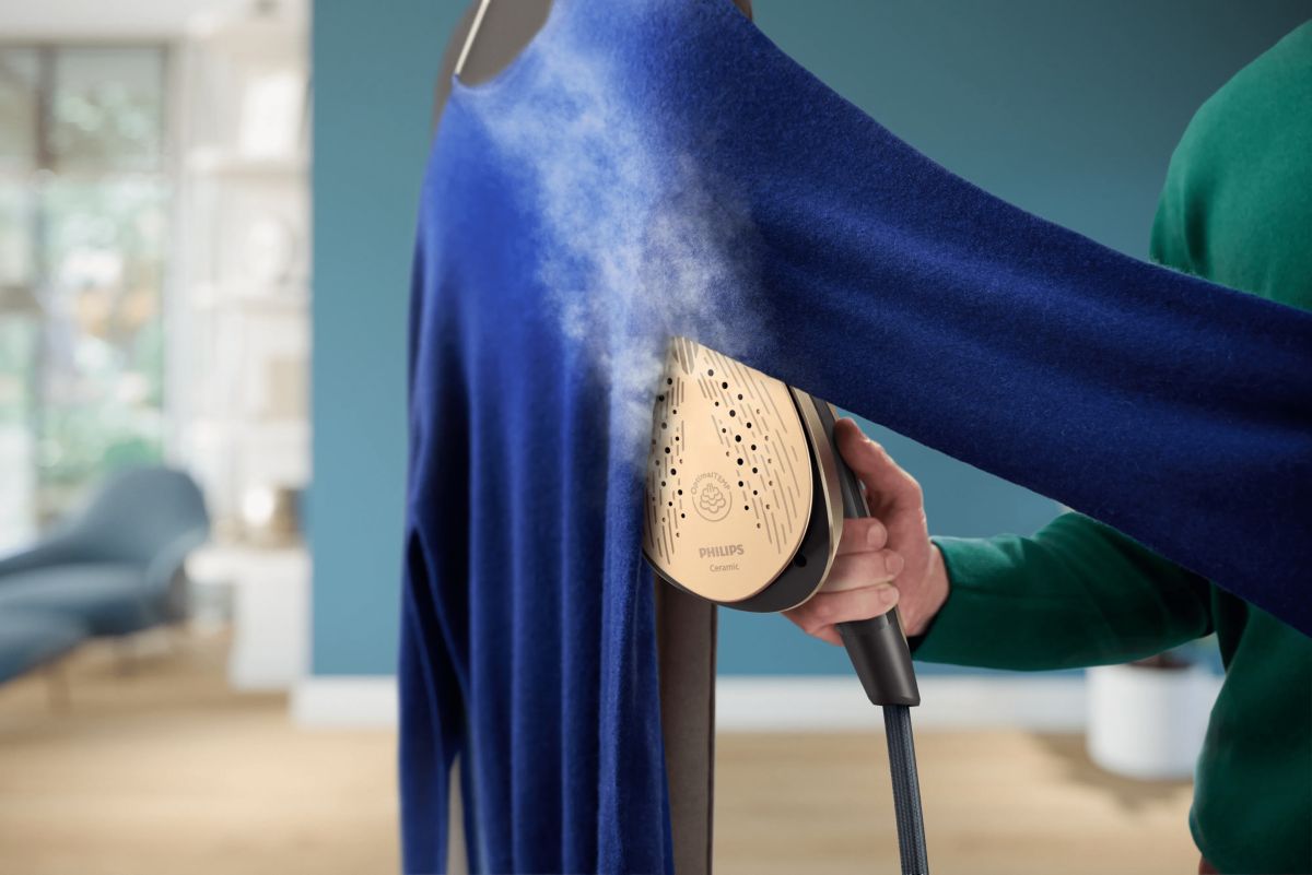 Kills 99.9% bacteria* to refresh and remove odors