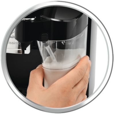 Des boissons lactées d'une simple pression grâce à la carafe à lait intégrée