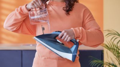 Manj polnjenj z izjemno veliko 300-mililitrsko posodo za vodo