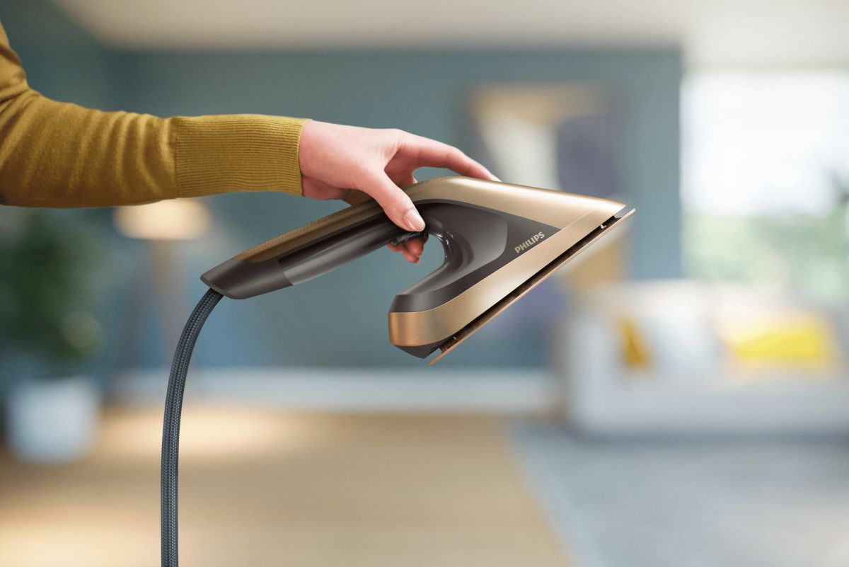 Ergonomic iron+ head, makes light work of ironing