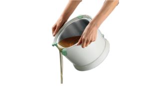 Beccuccio integrato per svuotare l'olio senza versarlo