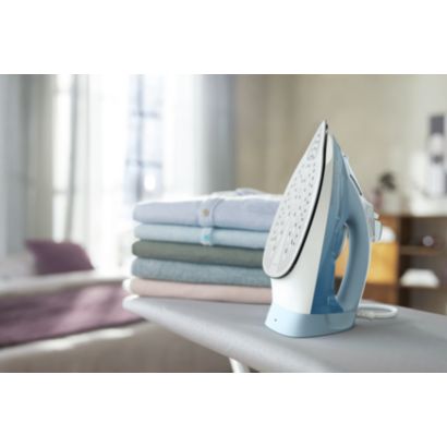 Main in-use photograph Philips 5000 Series Steam iron DST5021/20