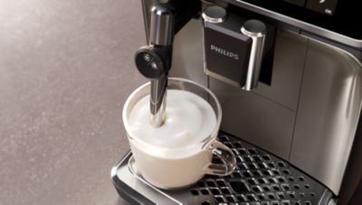 Вкусно разпенено мляко или горещо мляко с нова тръба за пара