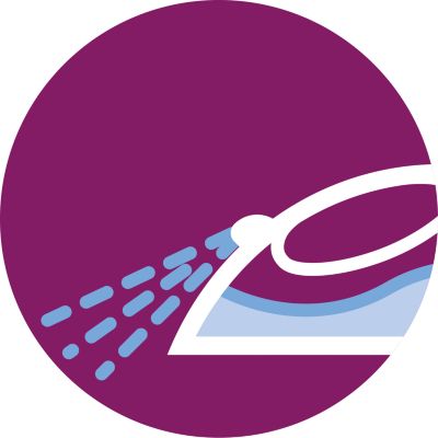 Iebūvētais ūdens izsmidzinātājs vienmērīgi samitrina audumu