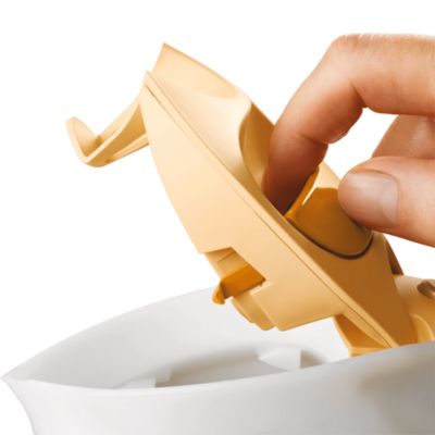 Tapa con bisagra y abertura grande para facilitar el rellenado y la limpieza