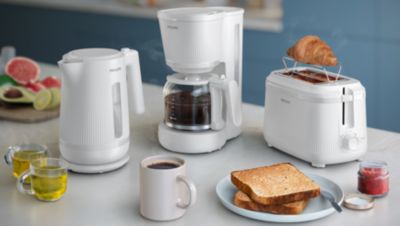 Saadaval on täielik hommikusöögikomplekt, kuhu kuuluvad rõster ja kohvimasin