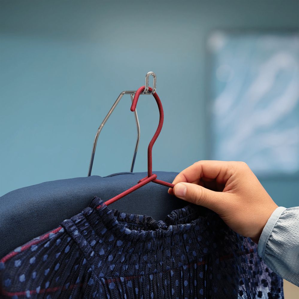 Retractable top hook for easy hanging of clothes