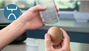 Accessorio per forare le uova e bicchiere per risultati da esperti
