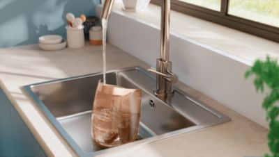 Suur, 1,5-liitrine eemaldatav veepaak, mida on lihtne täita