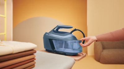 Snemljiva 1,8-litrska posoda za enostavno dolivanje vode