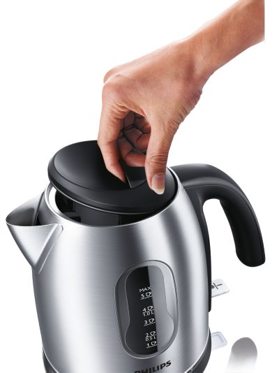 Tapa con bisagra y abertura grande para facilitar el rellenado y la limpieza