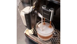 Un cappuccino onctueux, fraîchement préparé à la maison.